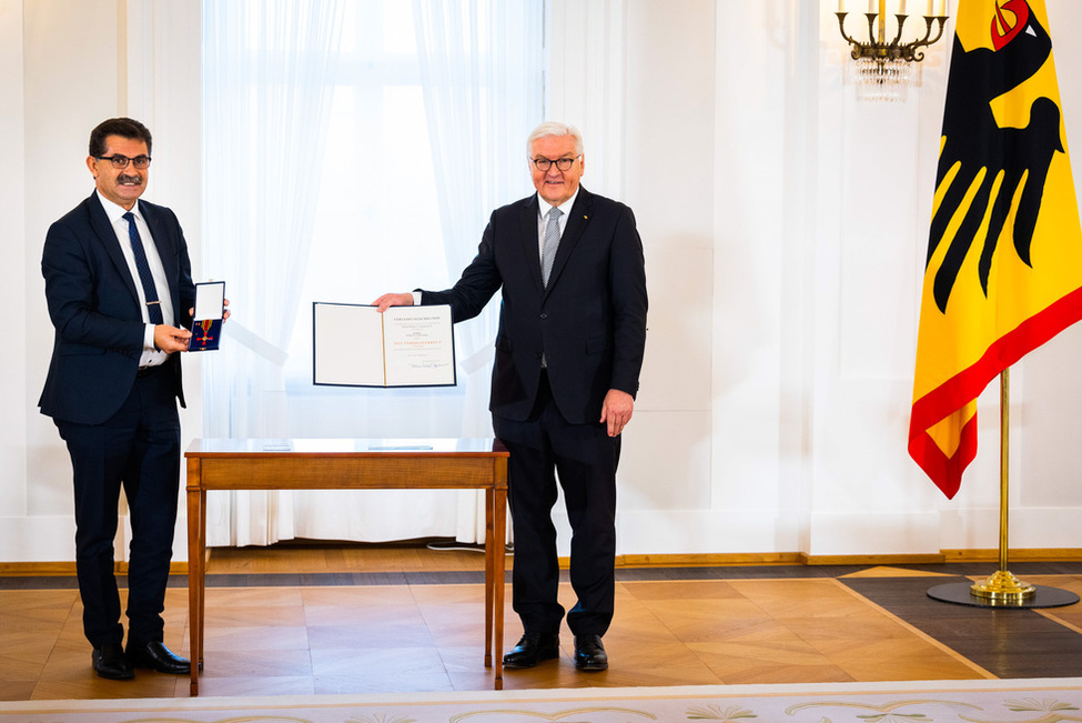 Bundespräsident Frank-Walter Steinmeier verleiht den Verdienstorden der Bundesrepublik Deutschland zum Tag des Ehrenamtes unter dem Motto "Engagement in der Einwanderungsgesellschaft" an Turgay Tahtabas.